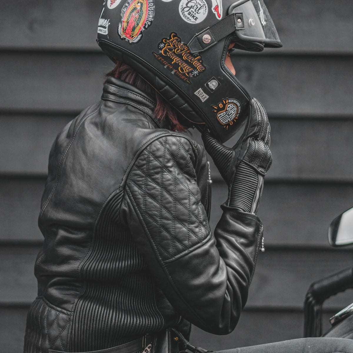 Goldtop raptor women's gloves black worn by model